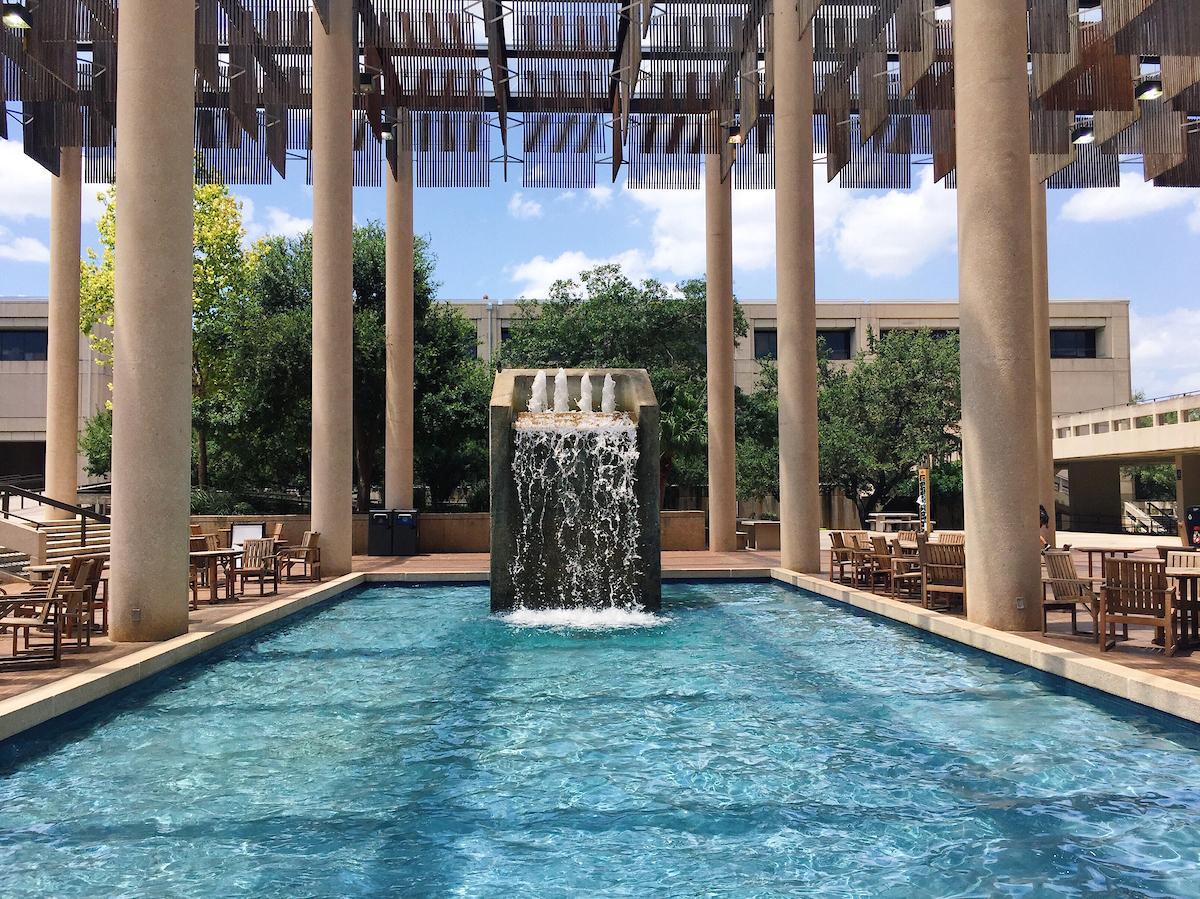 Sombrilla fountain on 世界杯官方app campus